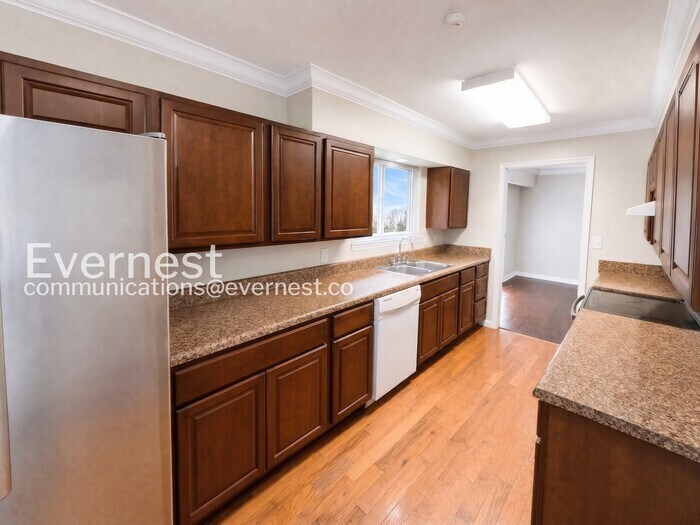 Building Photo - 5526 Crestview Dr