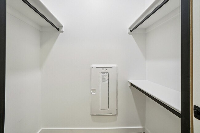 Building Photo - Urban 1-bedroom/ 1-bath Corner Unit in City Park West