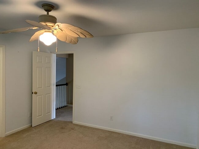 Building Photo - Move-in Ready 5 bedroom, 3.5 bath house lo...