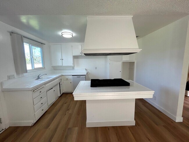 Building Photo - Spacious 4-Bed, 2-Bath Home with a Large Backyard in Prime West Hills!