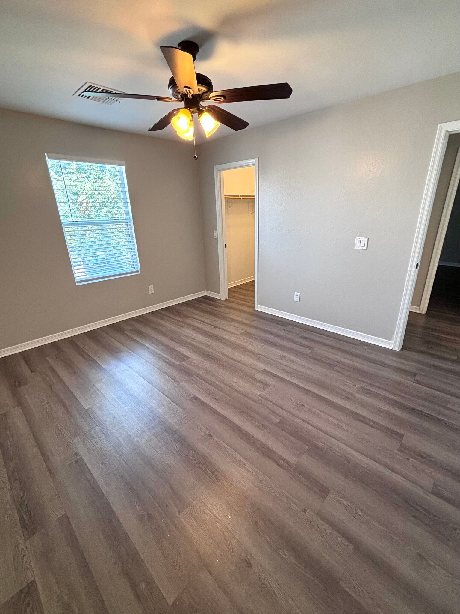 Building Photo - 947 S Utilis Dr