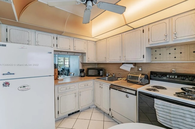 Building Photo - 8360 Sands Point Blvd