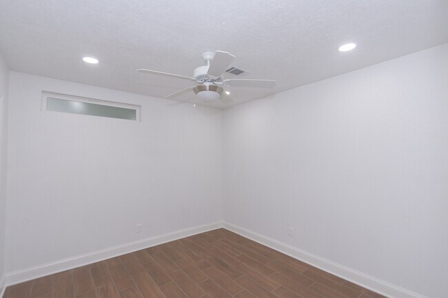 Building Photo - 1120 Mobile Dr