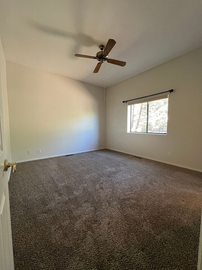 Building Photo - 3 Bedroom 2 Bath Home Overlooking Thumb Butte ~ Forest Trails