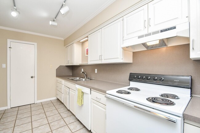 Building Photo - 6354 Del Monte Dr