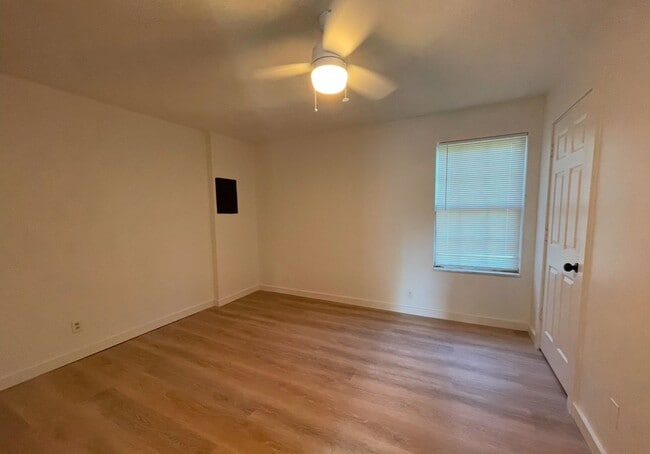 Building Photo - Knoxville 37920 - 2 bedroom, 1 bath Apartment - Text Tara Hayes (865) 242-8010 - Visit REARENT.CO...