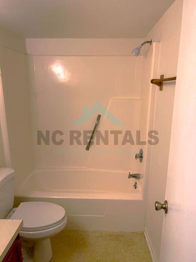 Building Photo - Renovated 2-Bedroom, 1-Bathroom Unit #B in...