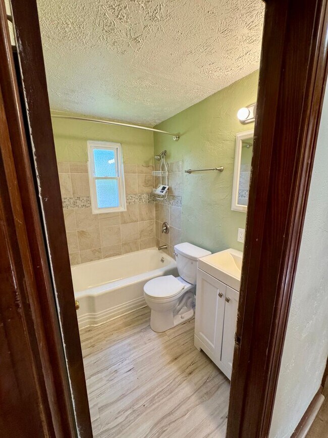 Building Photo - 1076 Thornwood Dr