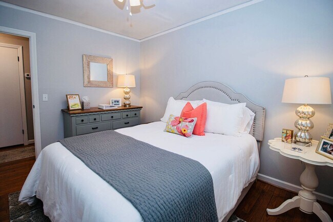 Building Photo - Stunning 3 Bedroom, 2 Bathroom in West Col...
