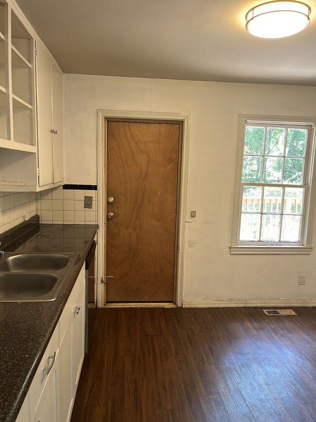 Building Photo - 408 Murat St