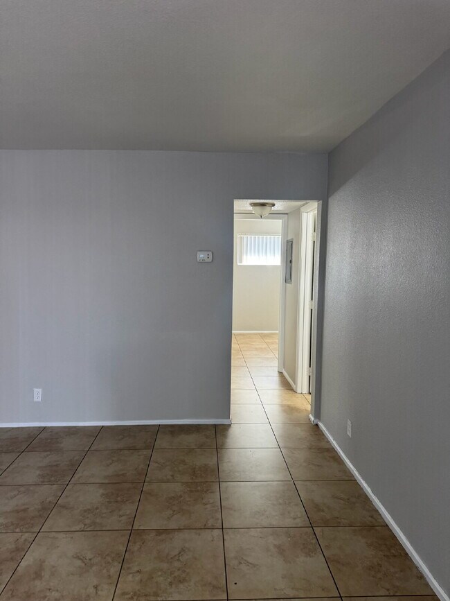 Building Photo - Fresh, Comfortable & Easy to Show!