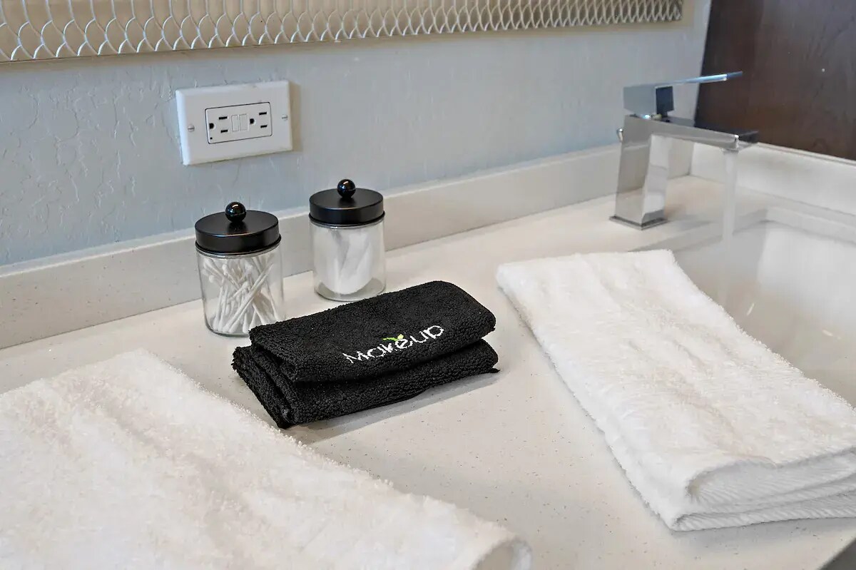 Building Photo - 13010 E Shangri La Rd