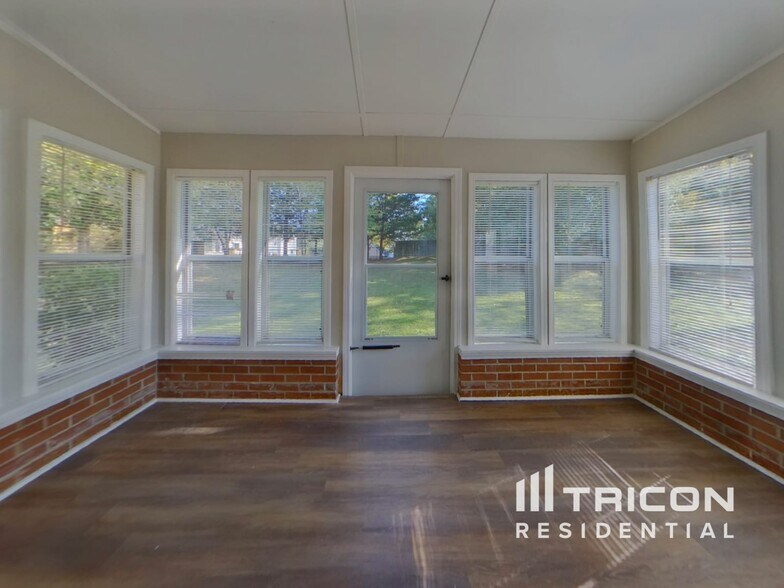 Building Photo - 5823 Williamsburg Dr NW