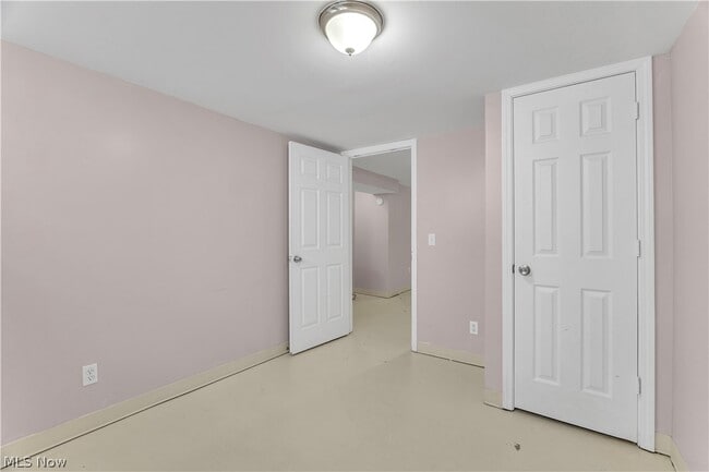 Building Photo - 325 Thelma Dr