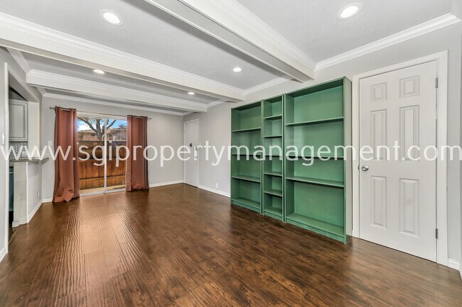 Building Photo - 7906 Royal Ln