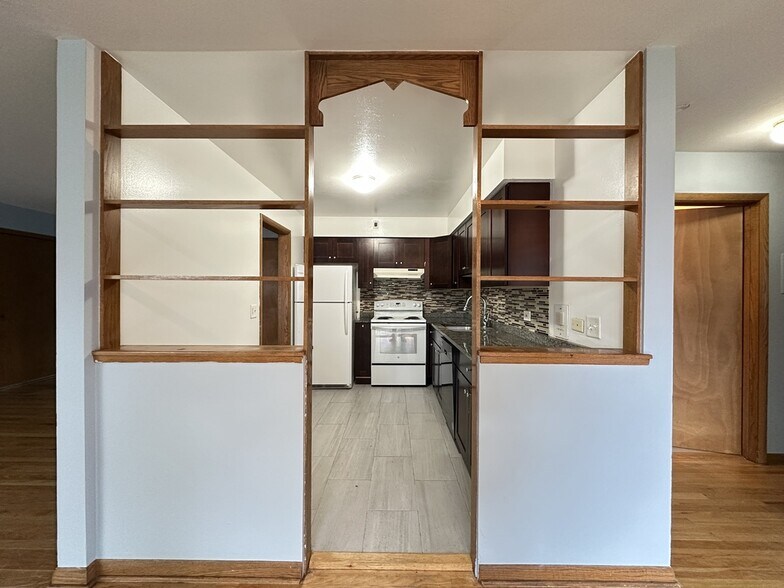 Building Photo - 1639 Oakwood Ave