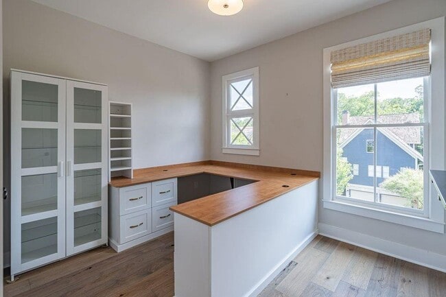 Building Photo - 370 Thrasher St NW