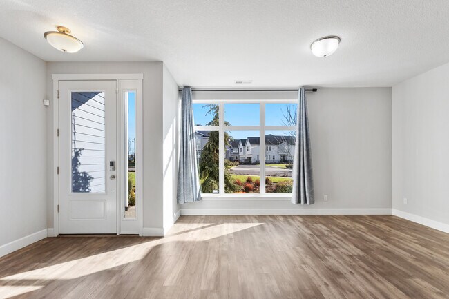 Building Photo - 7447 SE Chinquapin Dr