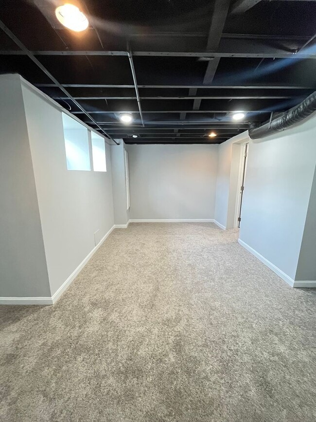 Building Photo - West Baltimore 4 Bedroom 1.5 Bathroom Town...