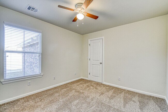 Building Photo - 3112 Pebble Pond Dr