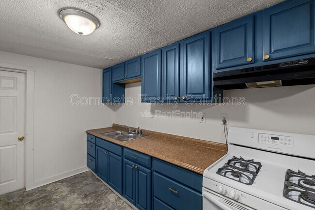 Building Photo - 465 S Dade Ave