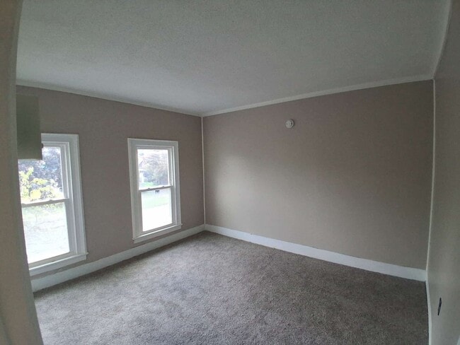 Building Photo - 4 Bedroom single family house