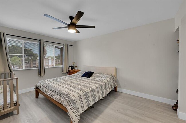 Building Photo - 9833 Westview Dr
