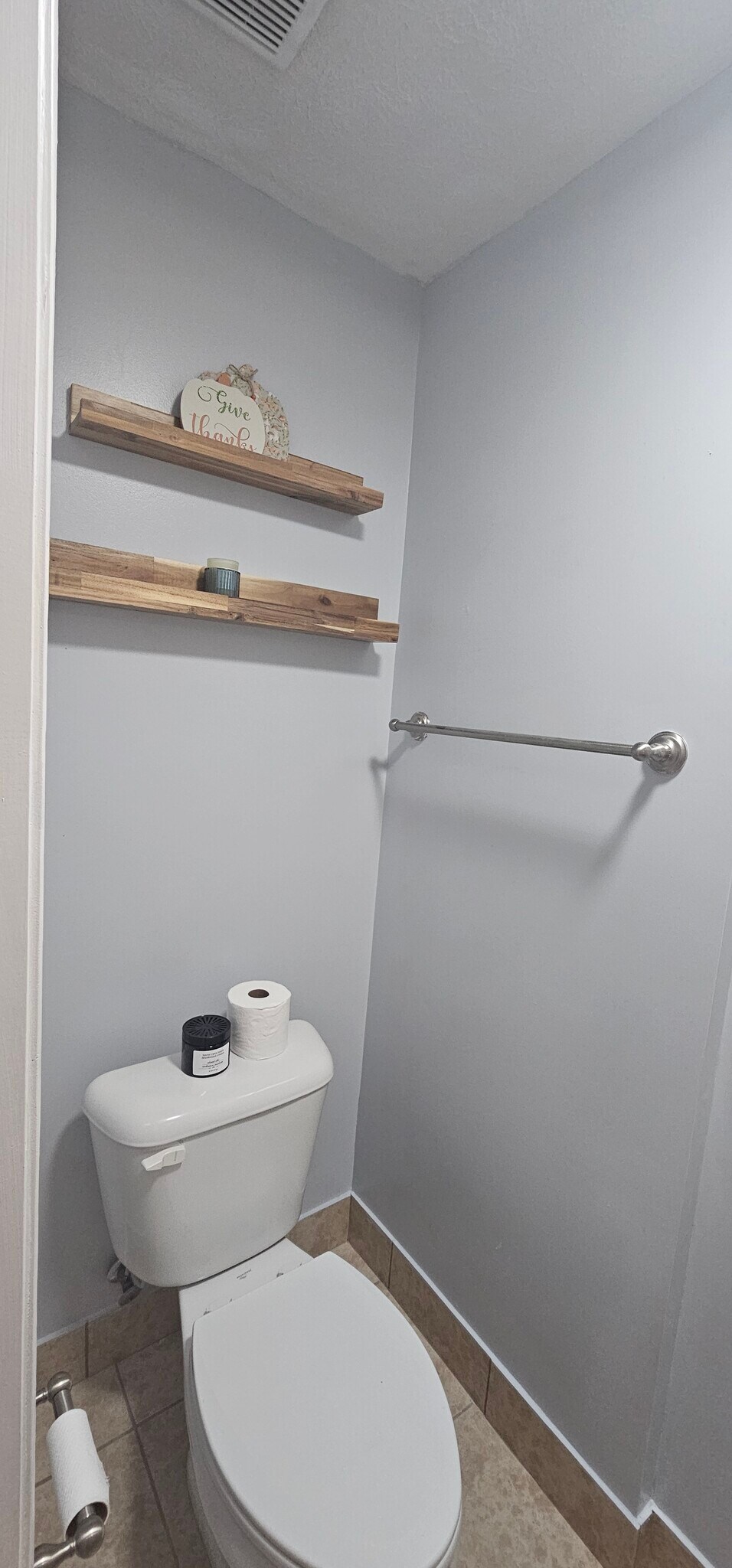En suite bathroom in the primary bedroom - 408 La Fontenay Ct