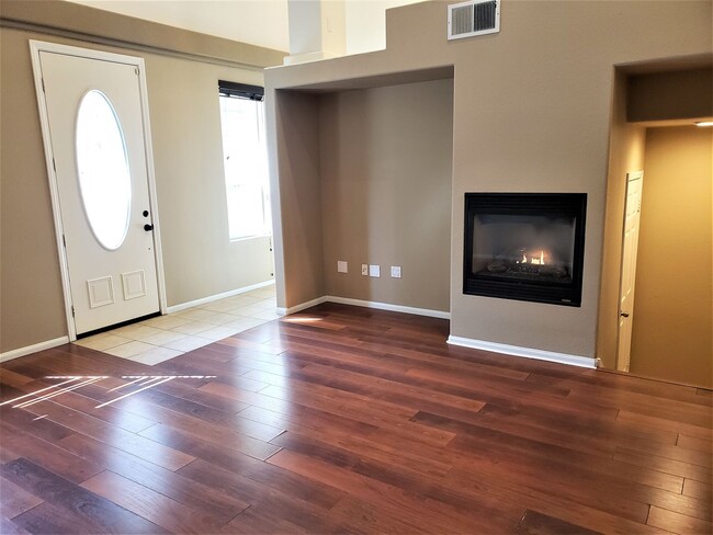 Building Photo - Spacious 3 bedroom tri-level townhome with...