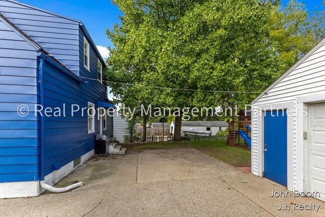 Building Photo - Spacious 3-Bedroom Home in Alger Heights –...