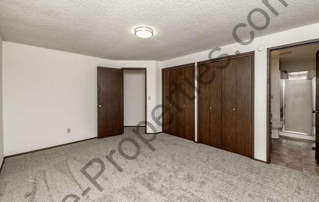 Building Photo - 4 bedroom 2.5 bathroom Home