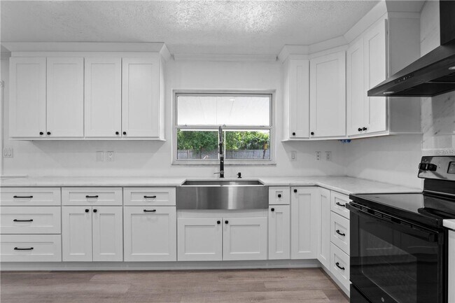 Building Photo - 904 Carvell Dr