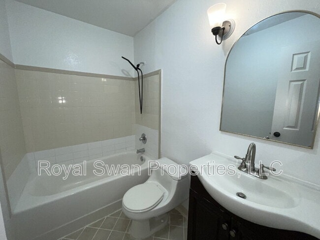 Building Photo - 222 Lakeview Dr