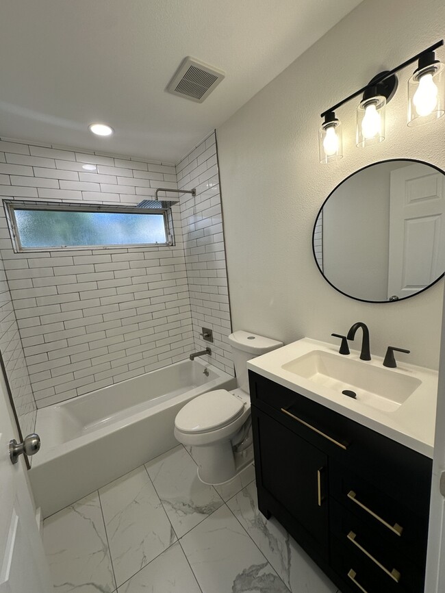 Building Photo - Remodeled 4-bedroom 2 bath 2 car garage in...