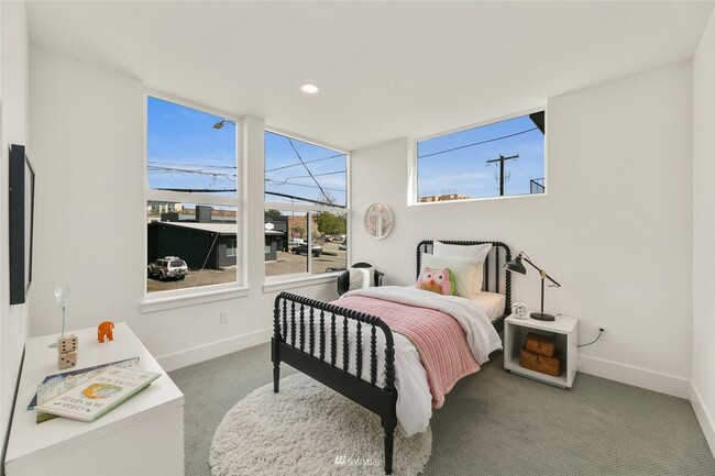 Building Photo - 3bd/1.75ba Seattle Townhome
