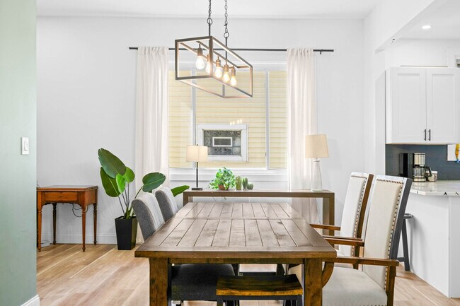 Building Photo - 906 Villa Ave