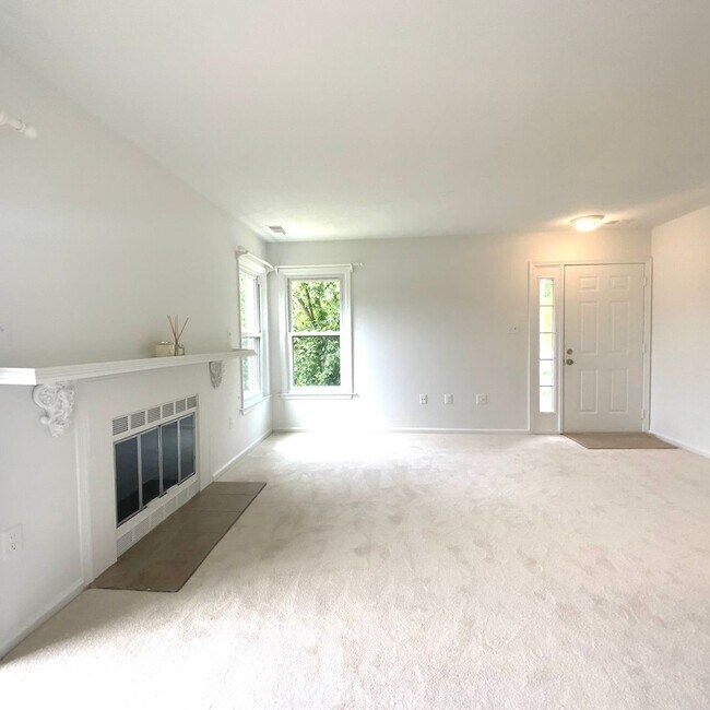 Building Photo - 7594 Lakeside Village Dr