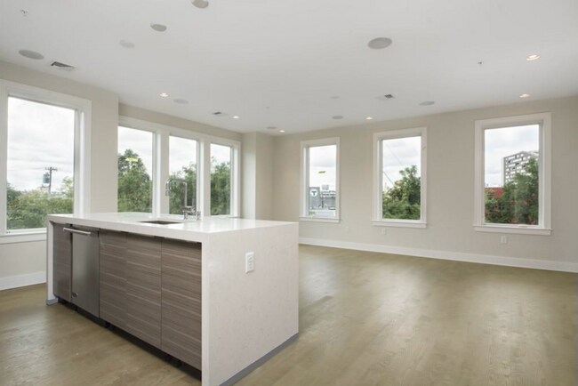 Building Photo - Luxurious High End City-Side 2BR/2Bath wit...