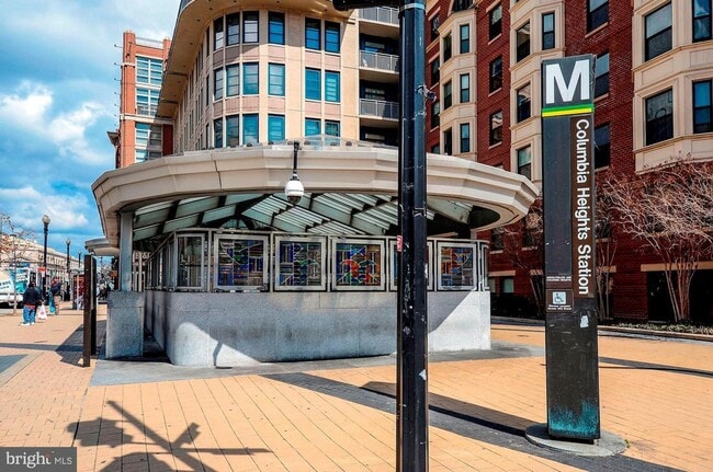 Building Photo - Modern 3 Bed 2 bath condo WITH 2 PARKING S...