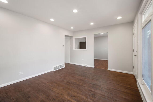 Building Photo - 580 W 16th St