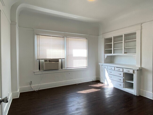 Building Photo - Two Bed, One Bath Apartment Located Downtown