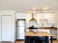 Building Photo - Redwood City: Unfurnished and Remodeled 2 Bed 2 Bath w/ Laundry In Unit, AC Mini-Split, & Parking...