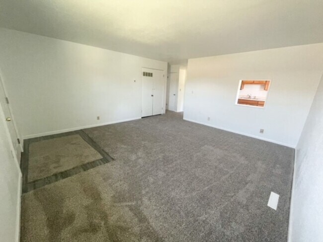 Building Photo - Italian Estates Property Managment