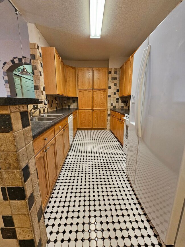 Building Photo - Spacious 2 Bedroom 2 Bath Condo - Close To Buckley AFB, DIA, DTC - Garage