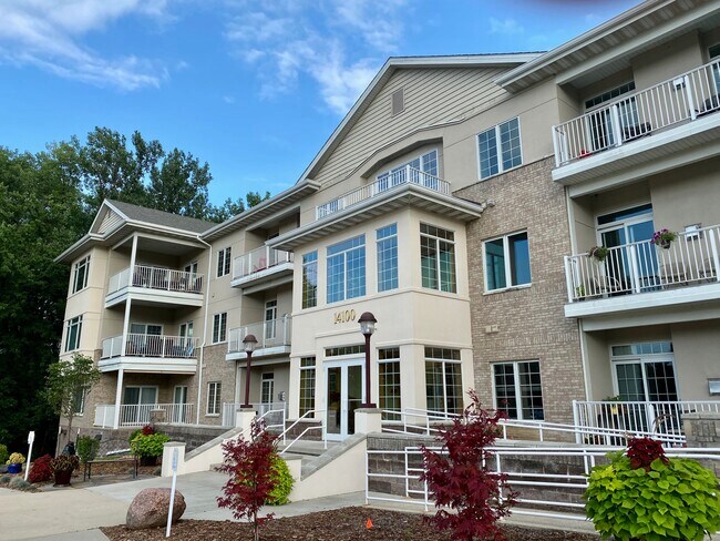 Building Photo - 14100 Pinnacle Pointe Dr