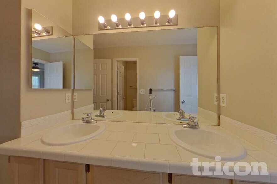 Building Photo - 16240 Quarry Hill Dr