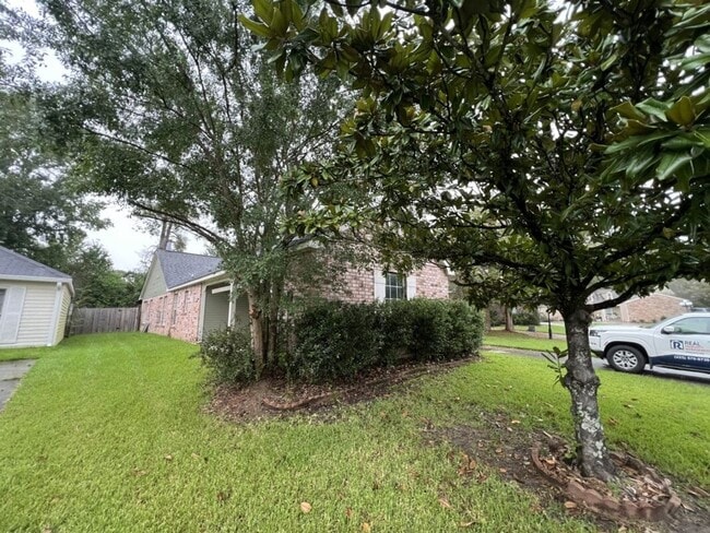 Building Photo - Must See!  Trendy 3 bedroom, 2 bath home i...