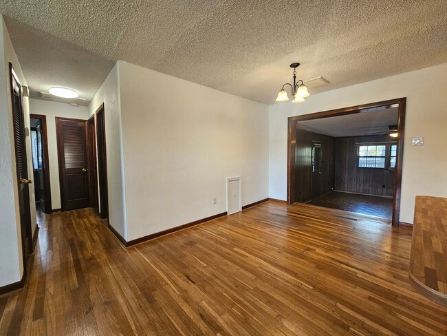 Building Photo - Manor View