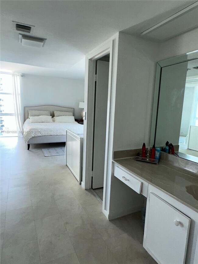 Building Photo - 3675 N Country Club Dr