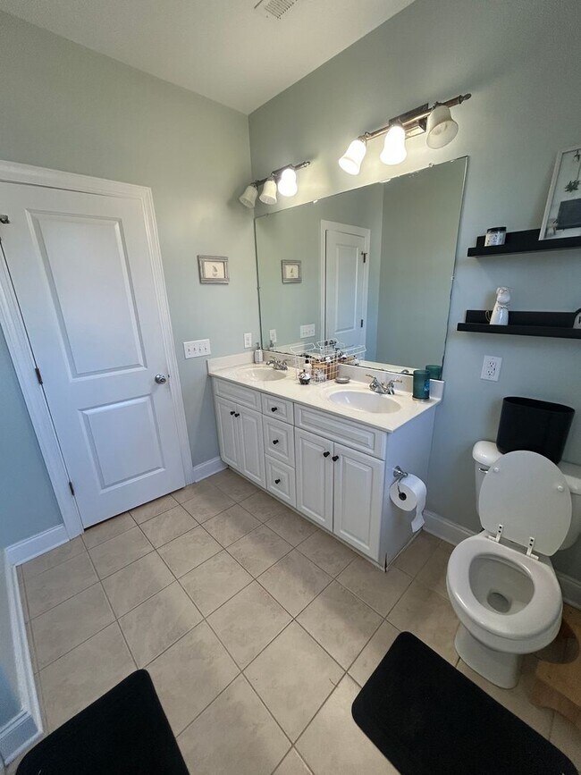 Building Photo - Charming 3BD, 2BA home with spacious yard ...